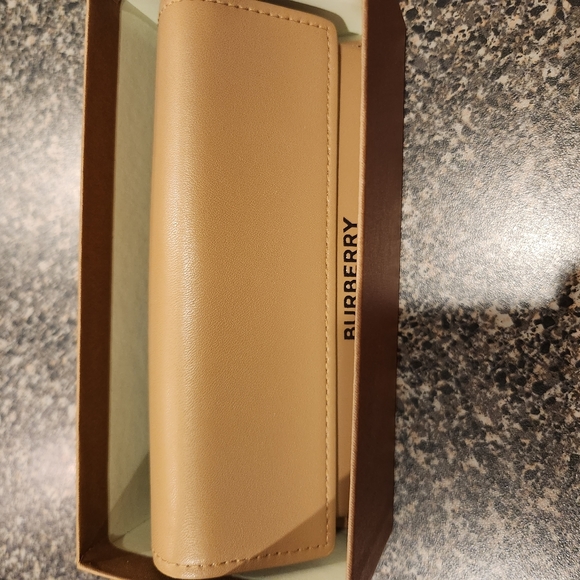 Burberry Sunglasses BE3105 - Picture 5 of 7